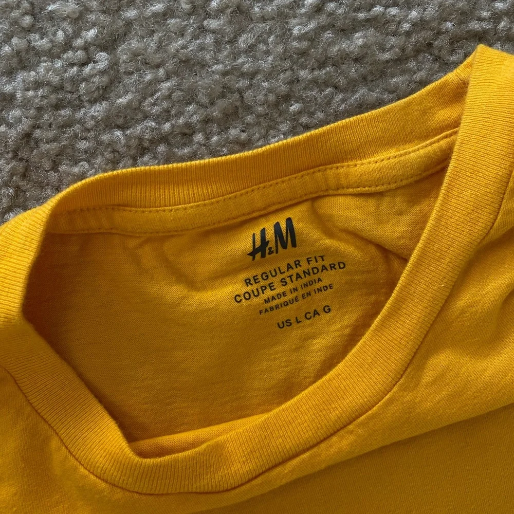 Baselayer T-Shirt from H&M | Vintage-styled color in Mustard Yellow - Picture 2 of 2